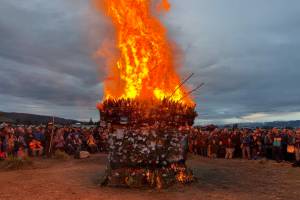 The basket catches fire on Sunday, Sept. 7, 2025 at Mariner Park in Homer, Alaska. (Chloe Pleznac/Homer News)