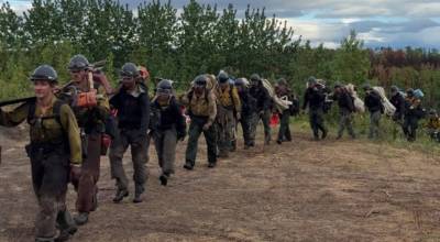 Gannet Glacier Type 2IA Crew hiking back to camp on Monday after reaching 100% containment on the Grandview Fire. (Photo: Jessie Hale/DFFP)