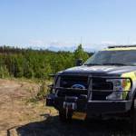 A Division of Forestry & Fire Protection engine at staging area with the Grandview Fire in the background. (Photo by Jessie Hale/DFFP)