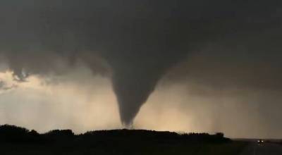 A tornado touches down near the Alberta-Saskatchewan border on July 8, 2026. (peeta333/X)