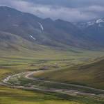 North of Coldfoot and the Brooks Range, the Alyeska trans-Alaska pipeline and the Dalton Highway run along a tributary of the Sagavanirktok River. (Photo by Bob Wick)